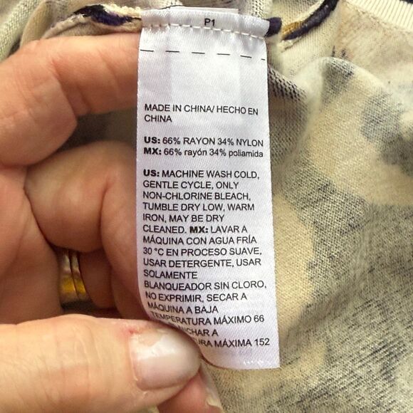 Chico's Scroll Print Lightweight V-Neck Sweater, Size 8 - Picture 9 of 9